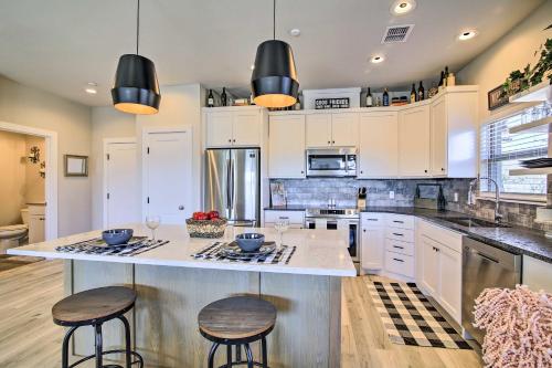 Modern Hill Country Hideaway Near Wineries! - thumb 5