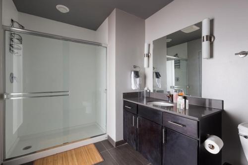 Steps To Shops Eats Convention Center With Gym W & D By Zencity - thumb 0