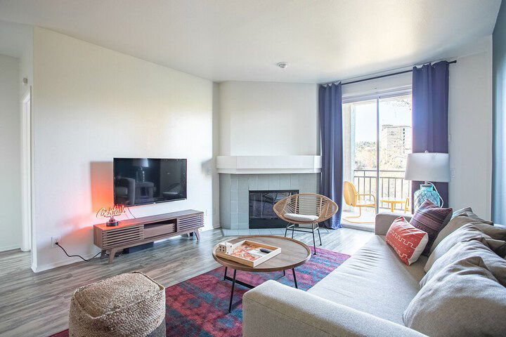 WanderJaunt Stylish Mission Valley Apts - thumb 3