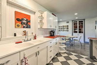 Remodeled Retro Home Near Blanco Town Square