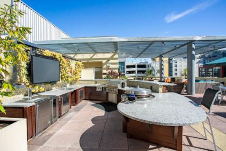 WanderJaunt Modern Downtown San Diego Apts - thumb 1