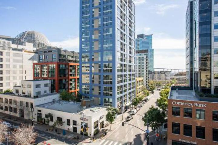 WanderJaunt Modern Downtown San Diego Apts - thumb 2