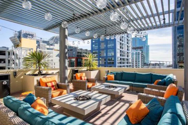 WanderJaunt Modern Downtown San Diego Apts - thumb 6