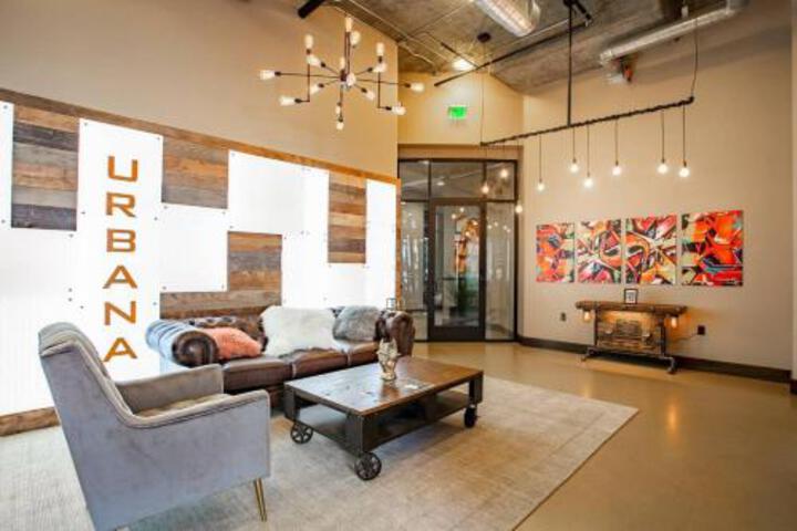 WanderJaunt Modern Downtown San Diego Apts - thumb 5