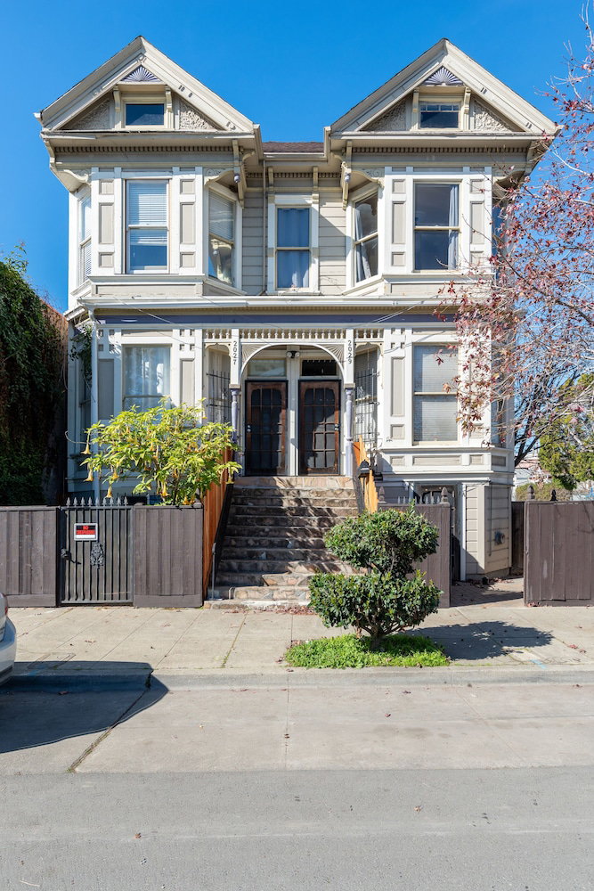 Bright & Spacious One Bedroom Apartment - thumb 2