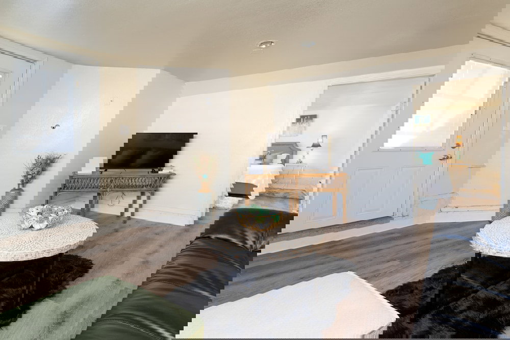 Bright & Spacious One Bedroom Apartment - thumb 3