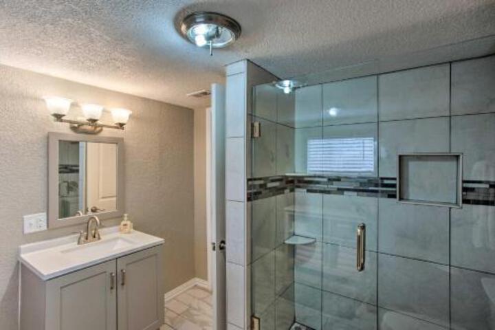 Modern Family Home With Yard Less Than 1Mi To Cowboys Stadium - thumb 5