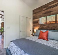 Mid Century Modern House w / Deck + Mtn Views! - Accommodation Dallas