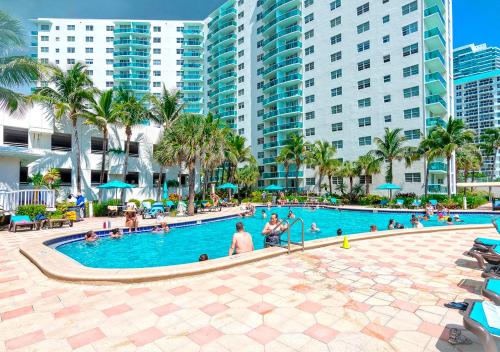 Hollywood 10 & W - thumb 0