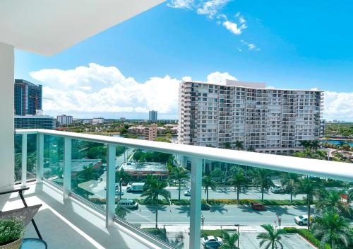 Hollywood 10 & W - thumb 2