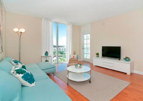 Hollywood 10 & W - thumb 1