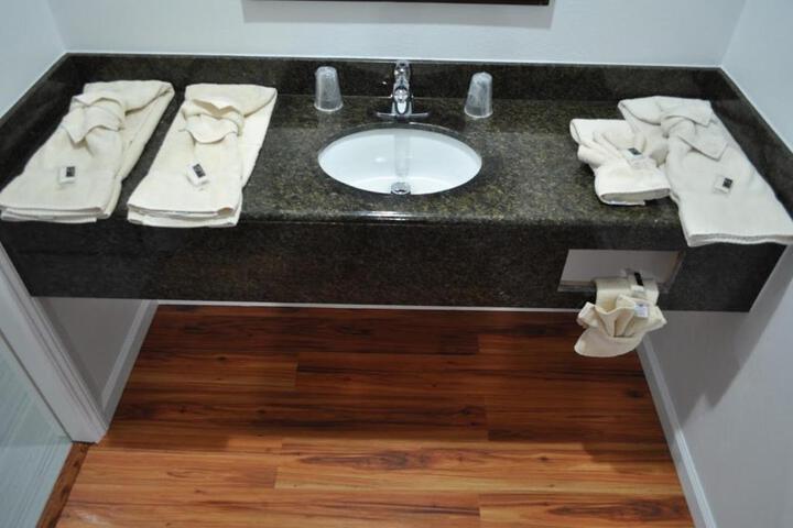 Premier Inn & Suites - thumb 4