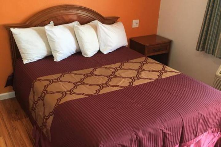 Premier Inn & Suites - thumb 7