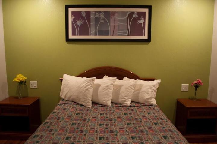 Premier Inn & Suites - thumb 5