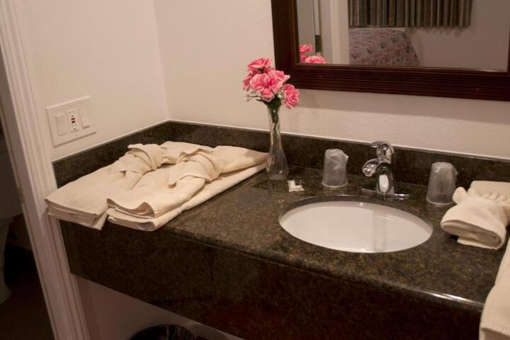 Premier Inn & Suites - thumb 6