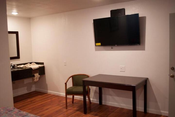 Premier Inn & Suites - thumb 2