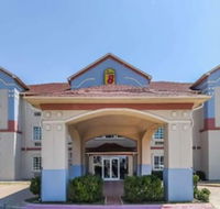 Super 8 by Wyndham Alvarado - Accommodation Dallas