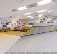 Super 8 by Wyndham Alma - Accommodation Dallas