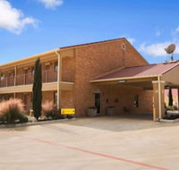 Super 8 by Wyndham Pleasanton - Accommodation Dallas