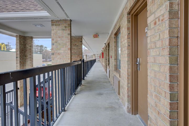 Quality Inn & Suites - thumb 7