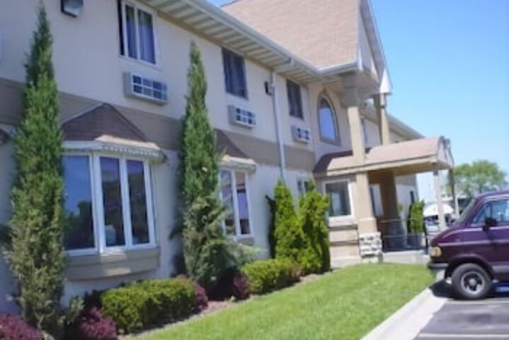 Executive Inn And Suites - thumb 1