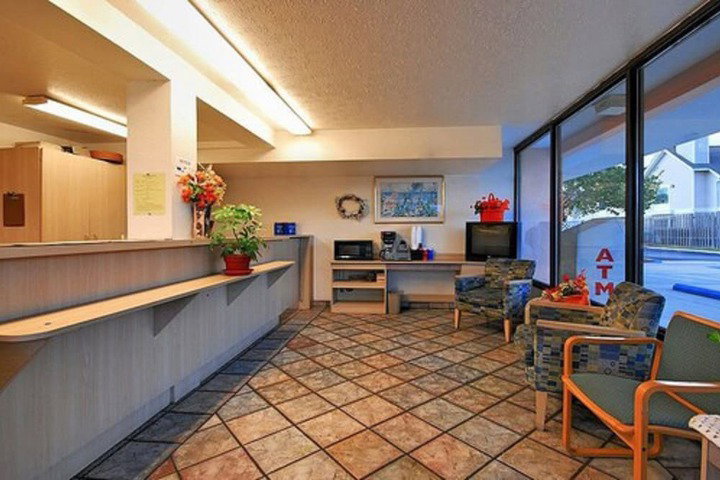 Super 6 Inn & Suites - thumb 3