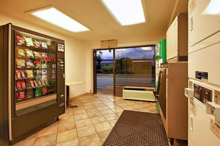 Super 6 Inn & Suites - thumb 4