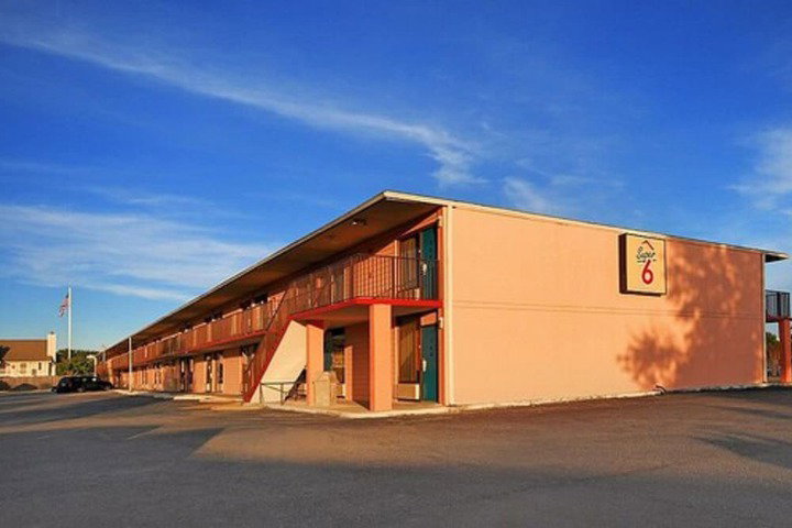 Super 6 Inn & Suites - thumb 1