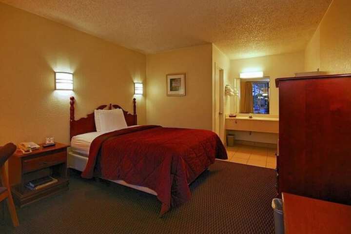 Super 6 Inn & Suites - thumb 6