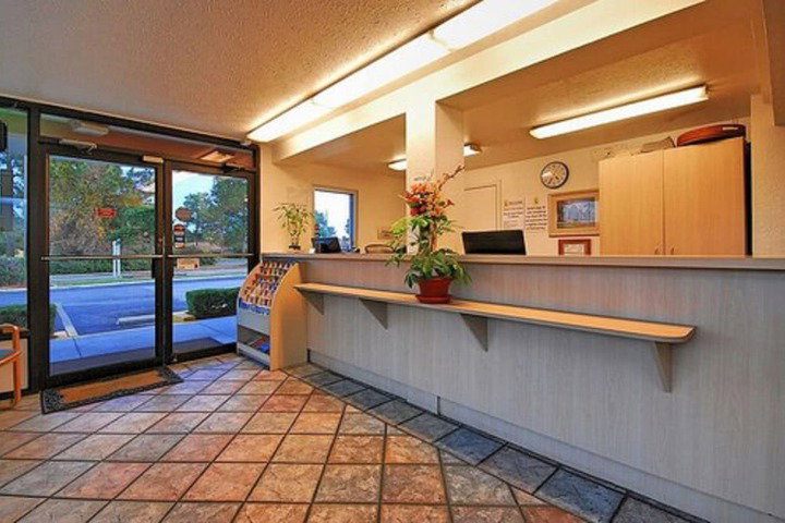 Super 6 Inn & Suites - thumb 2