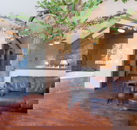 Eureka Springs Treehouses Hobbit Caves  Castles - Accommodation Dallas