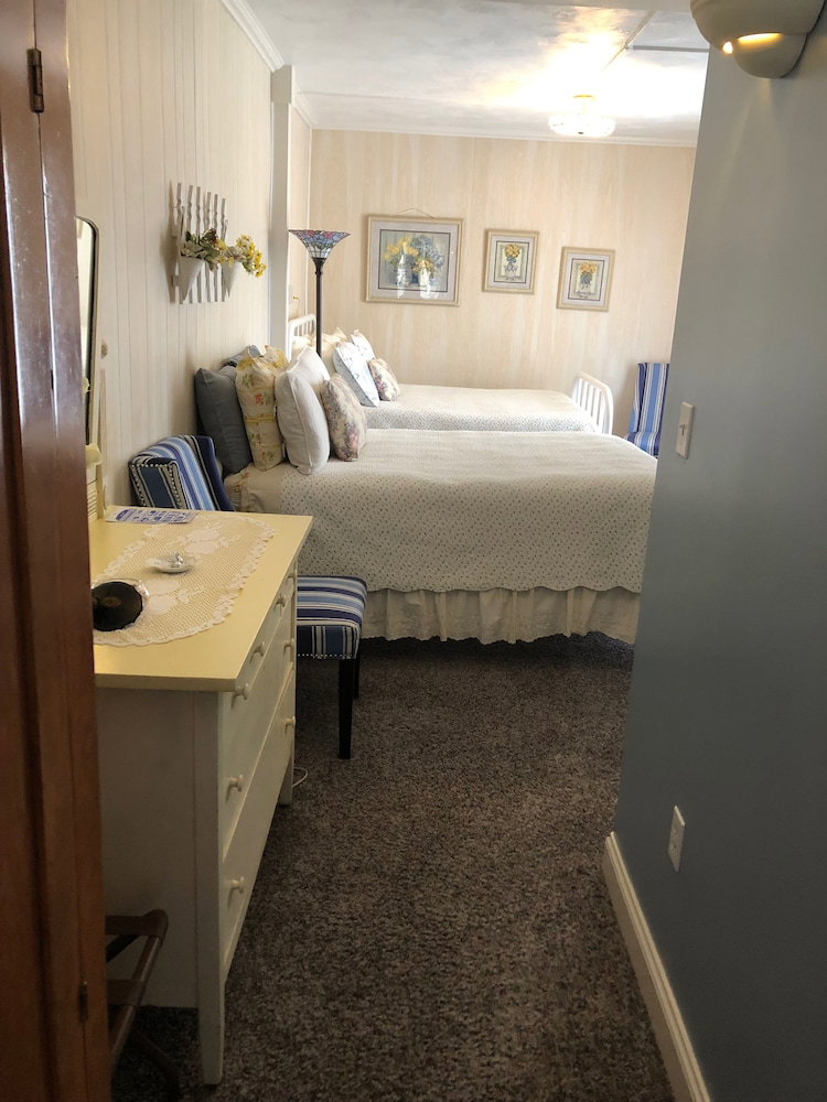 Hickory House Inn - thumb 0