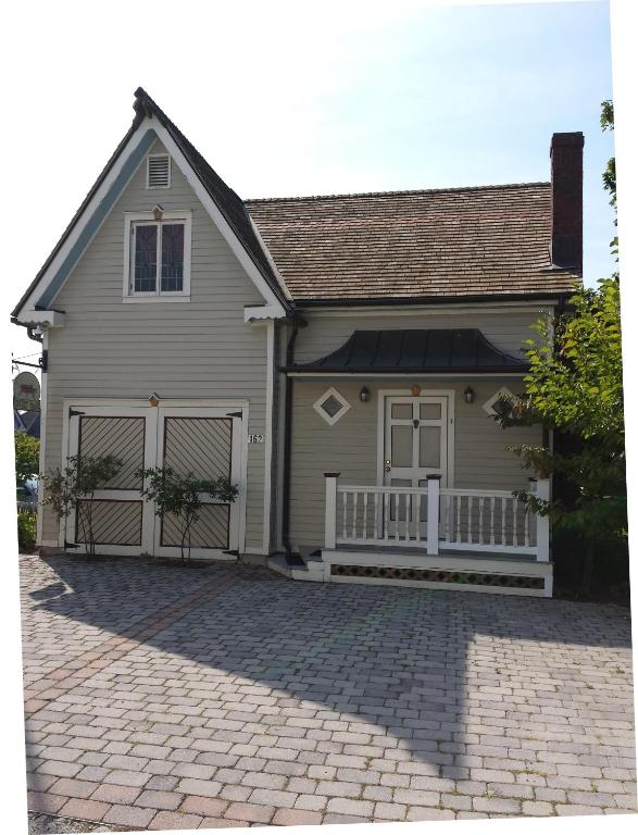 Cricket House - thumb 5