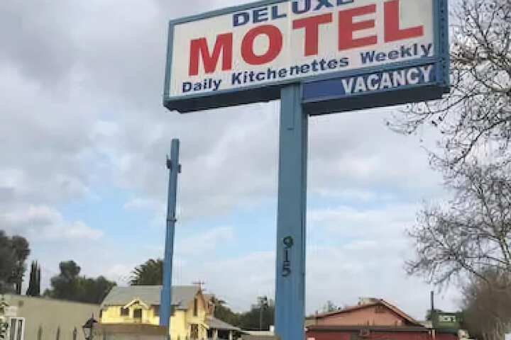Deluxe Motel - thumb 1