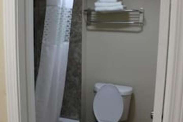 American Inn & Suites - thumb 5