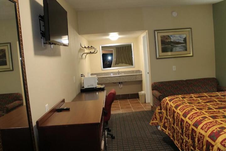 American Inn & Suites - thumb 7