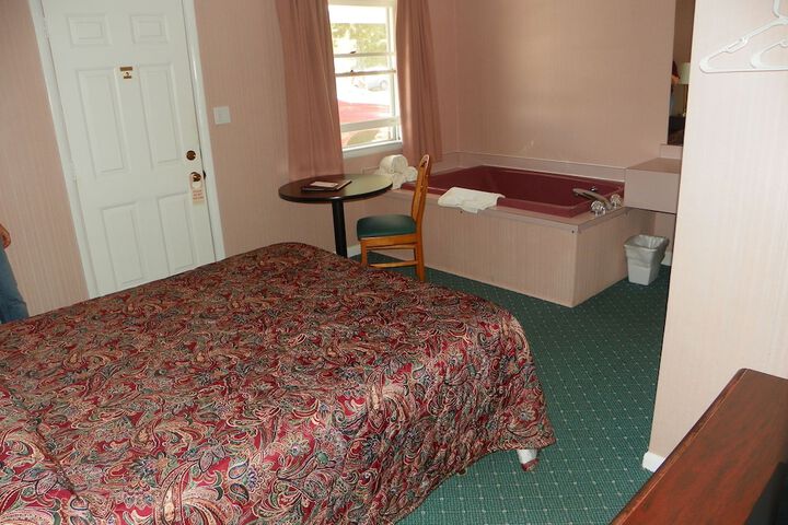 Rainbow Motel - thumb 7