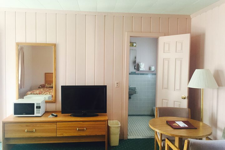 Rainbow Motel - thumb 4