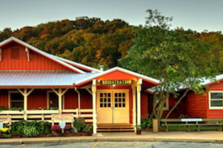 Brown County Inn - thumb 0