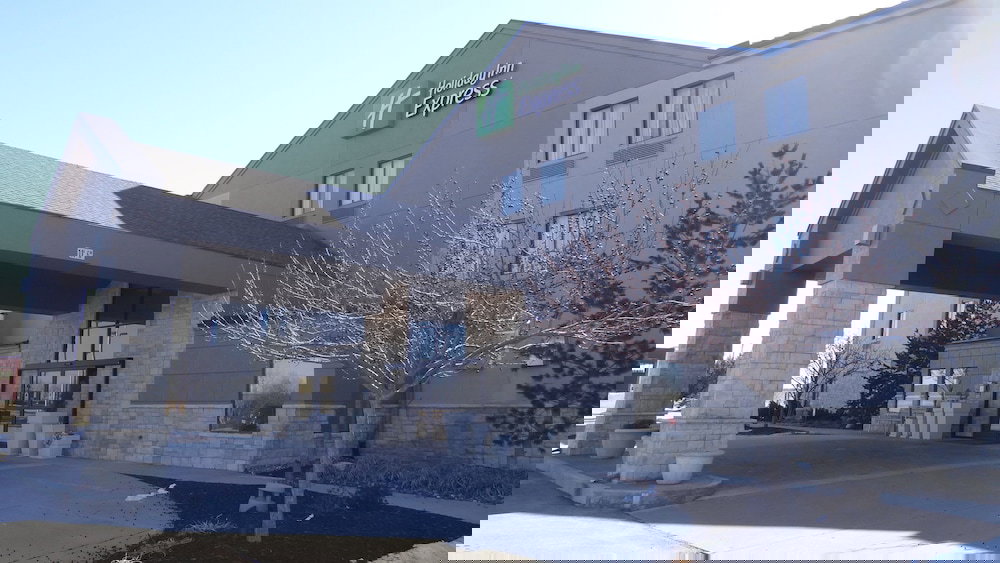 Holiday Inn Express Kansas City-Bonner Springs, An IHG Hotel - thumb 0