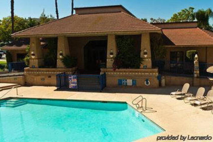 Diamond Bar Inn & Suites - thumb 3