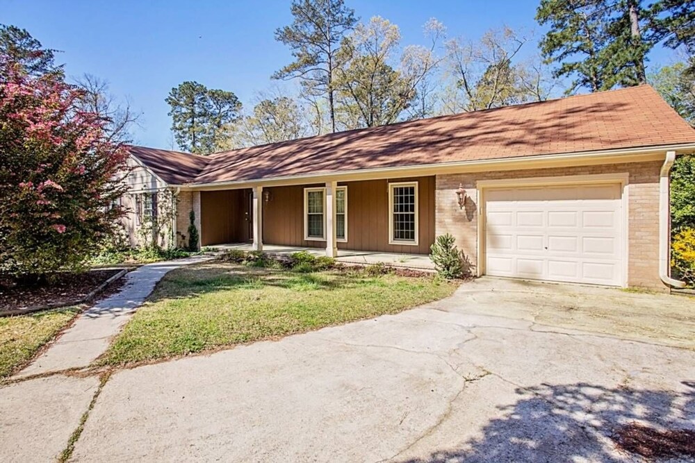 Enjoy The Centrally Located Mcfadyen Guest House - thumb 0