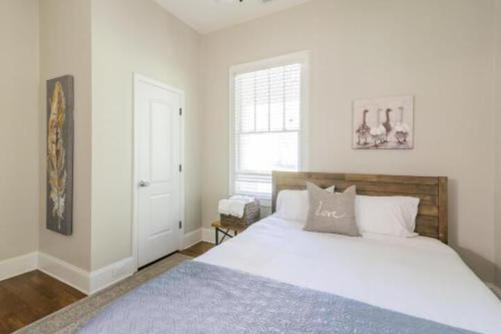 Charming Home Historic District Walk To The City - thumb 5