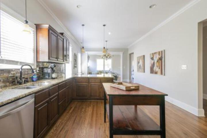 Charming Home Historic District Walk To The City - thumb 3