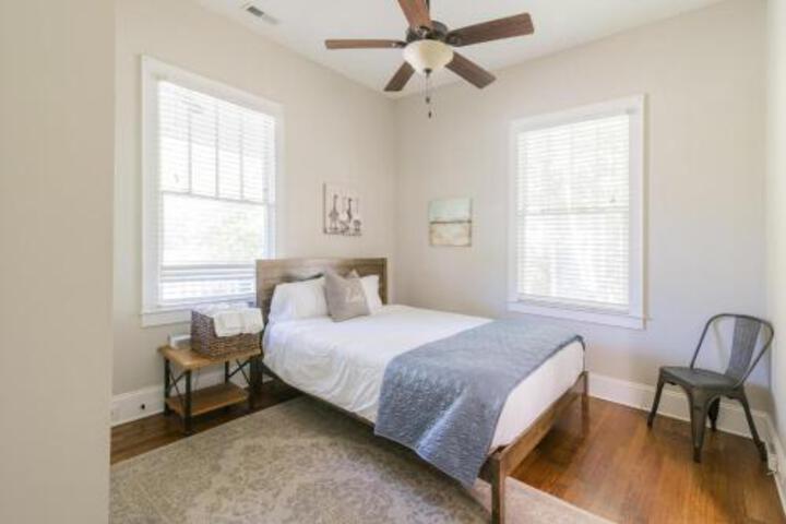 Charming Home Historic District Walk To The City - thumb 2