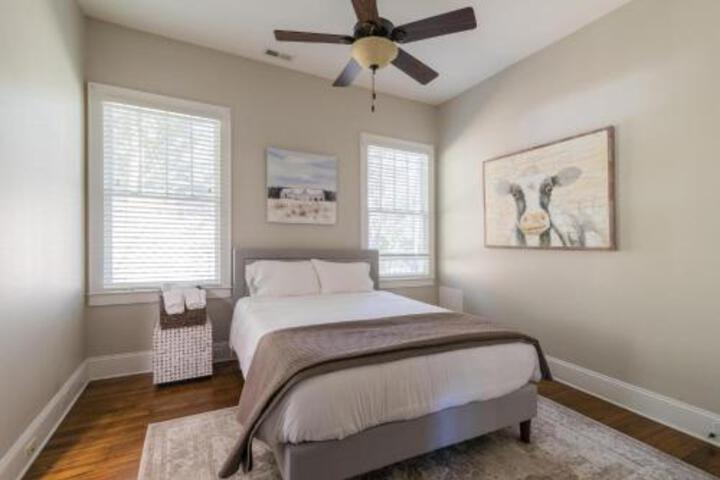 Charming Home Historic District Walk To The City - thumb 4