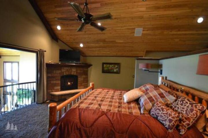 Beautiful House On West Twin Lake - thumb 1