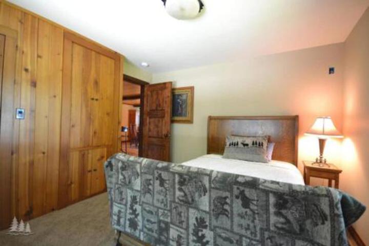 Beautiful House On West Twin Lake - thumb 2