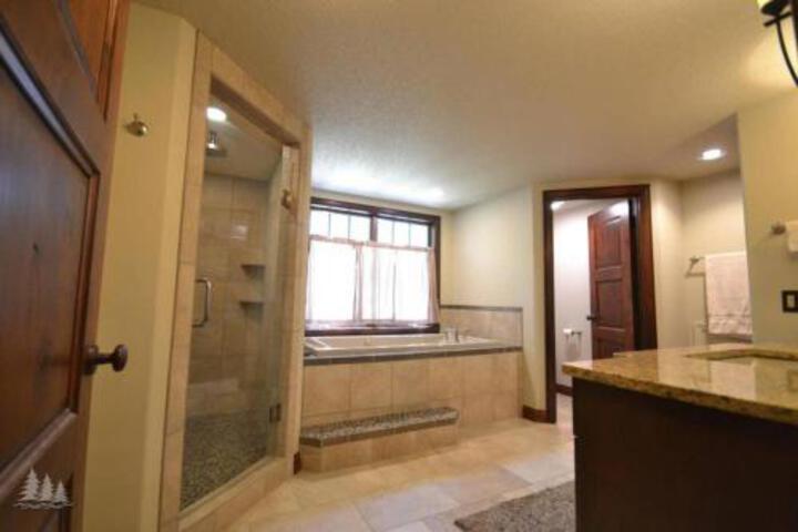 Beautiful House On West Twin Lake - thumb 0