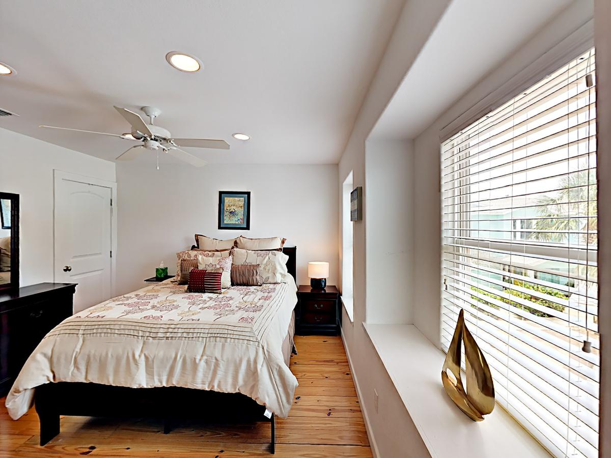 The Commons 102 - Three Bedroom Townhome - thumb 9